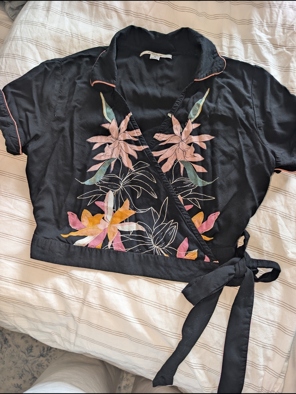 2/30$ 💓 O'Neill Black Floral Wrap Crop Top with Pink and Yellow Accents